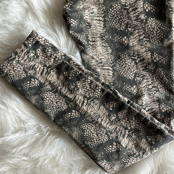 Cabi Snake Skin Print Pants Size 4 - Picture 4 of 9